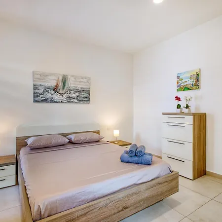 Lägenhet Spacious Sliema