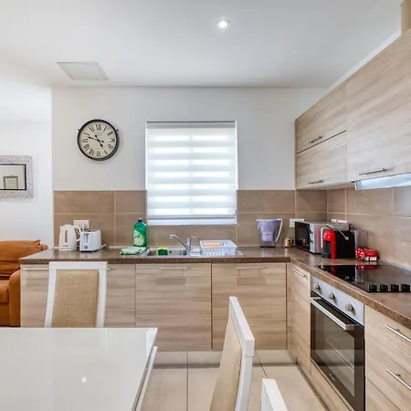 Spacious Apartment *